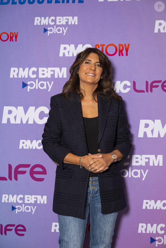 Elle présente chaque jour, du lundi au vendredi, son émission "Estelle Midi" sur RMC et RMC Story.

Estelle Denis lors de la conférence de presse de rentrée des chaînes du groupe RMC-BFM à Paris, le 17 septembre 2025.
Pierre Perusseau / Bestimage