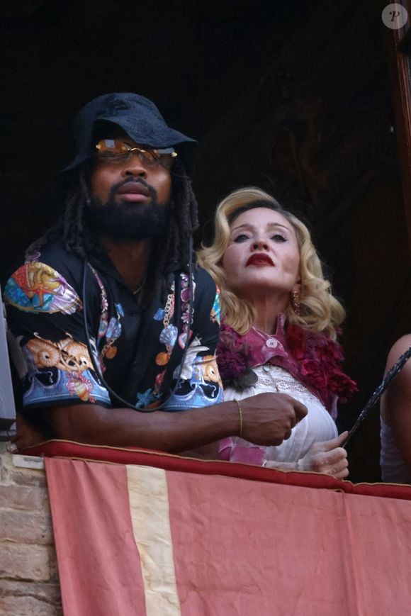 Madonna, Akeem Morris, sur le balcon pendant le Palio di Siena. Madonna. Sienne, Italie, le 16 août 2025.  © Papixs Press/Abacapress.com