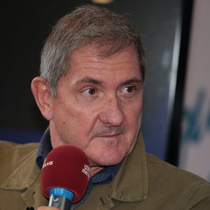 Mais ce n'est pas l'heure de la retraite, pour lui. Il se pourrait bien en effet qu'Yves Calvi rebondisse sur une chaîne de télévision qu'il connaît bien : BFMTV.

Exclusif - Yves Calvi - Projection et discussion autour du film "Allez France !" lors du festival CineComédies à Lille, le 1er octobre 2021. © Stéphane Vansteenkiste/Bestimage