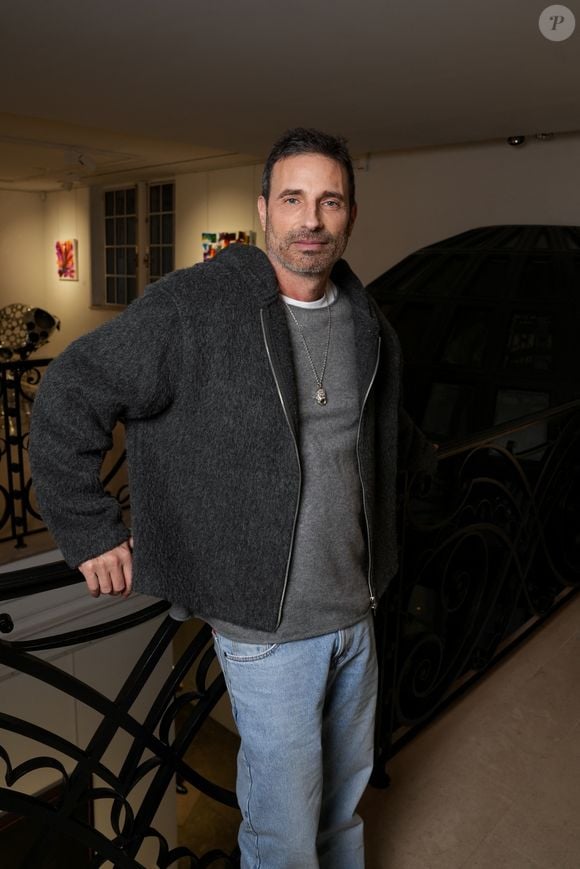 Il est DJ, musicien avec un piano, et dispose d'une pièce dédiée à ses activités physiques.


Richard Orlinski - Vernissage solidaire HOPE x Opera Gallery Paris et lancement de l'opération " 72H chrono " à l'Opera Gallery Paris le 10 mars 2026.
© Anne-Sophie Guebey / Bestimage