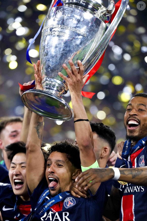 Le joueur du PSG Marquinhos avec le trophée lors de la cérémonie de la Finale - Paris Saint-Germain FC vs Inter - Internazionale, match de football de l'UEFA Champions League à Munich, Allemagne, 31 mai 2025 ©IPA Sport/ABACA