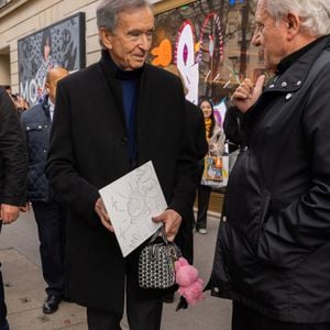 Exclusif - Bernard Arnault lors de la séance signature du créateur de LABUBU, Kasing Lung, à la boutique Moynat Montaigne à Paris, Fra,ce, le 24 octobre 2025. © Julien Sarkissian/Bestimage