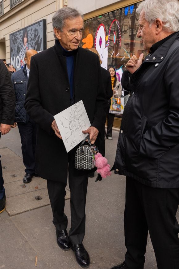 Exclusif - Bernard Arnault lors de la séance signature du créateur de LABUBU, Kasing Lung, à la boutique Moynat Montaigne à Paris, Fra,ce, le 24 octobre 2025. © Julien Sarkissian/Bestimage