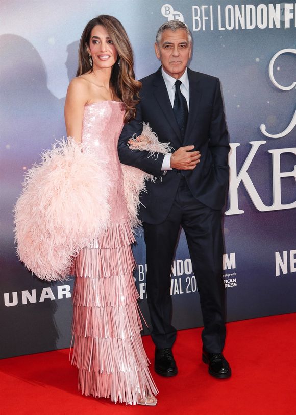 George Clooney, accompagné de son épouse Amal, foule le tapis rouge lors de la première de Jay Kelly au Royal Festival Hall pendant le Festival du film de Londres 2025. © Backgrid UK/ Bestimage