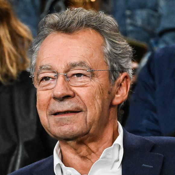 Michel Denisot a écrit des livres qui lui ont rapporté de l'argent. 

Michel Denisot - Célébrités assistent au match de Ligue des champions entre le PSG et Gérone (1-0) au Parc des Princes à Paris le 18 Septembre 2024. © Matthieu Mirville/Bestimage
