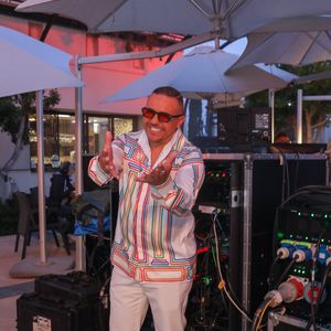 Loin d'eux, il vit une nouvelle vie au Maroc aux côtés de sa nouvelle compagne Hala et leurs deux enfants, Loulia, née en 2018 et son petit frère, Taim, qui a vu le jour en 2020. 

Exclusif - Faudel - Backstage - Enregistrement de l'émission "La Fête de la chanson à l'Orientale" à l'hôtel Fairmont de Tanger au Maroc, diffusée le 22 novembre sur France 3
Photo par Philippe Doignon / Bestimage