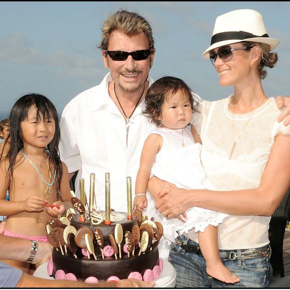 La maison de Johnny Hallyday sur l'île de Saint-Barthélemy est disponible à la location !

Exclusif - Johnny Hallyday, Laeticia et Jade et Joy - anniversaire de Jade (5 ans) et Joy (1 an) dans la villa de Johnny à Saint-Barthélémy.