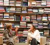 Oubliez le rangement classique ! Ici, les livres sont empilés à l'horizontale. Un choix original et très graphique, à l'image de Karl Lagerfeld.

Exclusif - Natasha A. Fraser et Carole Bouquet - Signature et Conversation avec Natasha A. Fraser et Carole Bouquet pour la sortie du livre "Harold ! Ma jeunesse avec Harold Pinter" à la Librairie 7L à Paris le 27 octobre 2023.

© Coadic Guirec / Bestimage