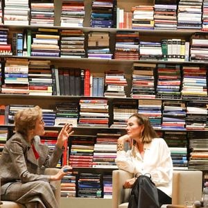 Oubliez le rangement classique ! Ici, les livres sont empilés à l'horizontale. Un choix original et très graphique, à l'image de Karl Lagerfeld.

Exclusif - Natasha A. Fraser et Carole Bouquet - Signature et Conversation avec Natasha A. Fraser et Carole Bouquet pour la sortie du livre "Harold ! Ma jeunesse avec Harold Pinter" à la Librairie 7L à Paris le 27 octobre 2023.

© Coadic Guirec / Bestimage
