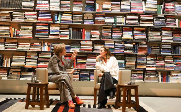Oubliez le rangement classique ! Ici, les livres sont empilés à l'horizontale. Un choix original et très graphique, à l'image de Karl Lagerfeld.

Exclusif - Natasha A. Fraser et Carole Bouquet - Signature et Conversation avec Natasha A. Fraser et Carole Bouquet pour la sortie du livre "Harold ! Ma jeunesse avec Harold Pinter" à la Librairie 7L à Paris le 27 octobre 2023.

© Coadic Guirec / Bestimage