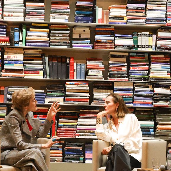 Oubliez le rangement classique ! Ici, les livres sont empilés à l'horizontale. Un choix original et très graphique, à l'image de Karl Lagerfeld.

Exclusif - Natasha A. Fraser et Carole Bouquet - Signature et Conversation avec Natasha A. Fraser et Carole Bouquet pour la sortie du livre "Harold ! Ma jeunesse avec Harold Pinter" à la Librairie 7L à Paris le 27 octobre 2023.

© Coadic Guirec / Bestimage