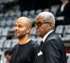 Il y a maintenant un mois, Tony Parker annonçait la mort de son père.

Tony Parker avec son fils Josh et son père Tony Parker Sr - Basket-ball : Betclic Elite - Villeurbanne Vs Nancy à l’Astroballe de Villeurbanne. © Sandrine Thesillat / PsNewZ/Bestimage