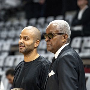 Il y a maintenant un mois, Tony Parker annonçait la mort de son père.

Tony Parker avec son fils Josh et son père Tony Parker Sr - Basket-ball : Betclic Elite - Villeurbanne Vs Nancy à l’Astroballe de Villeurbanne. © Sandrine Thesillat / PsNewZ/Bestimage