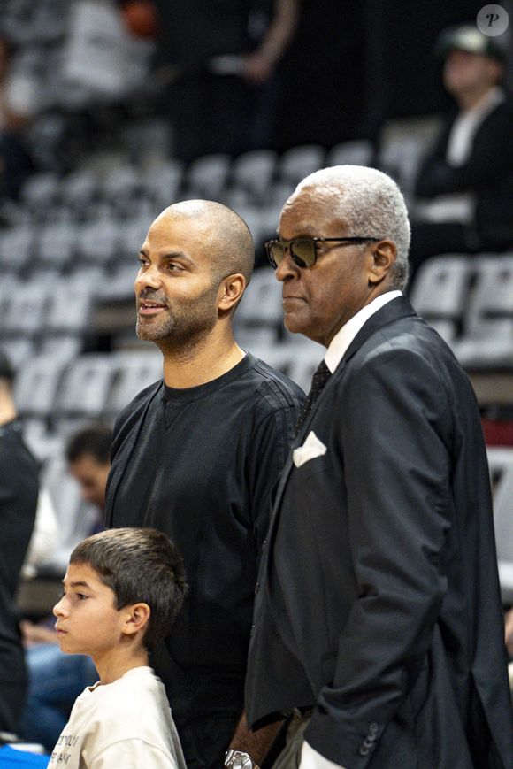 Il y a maintenant un mois, Tony Parker annonçait la mort de son père.

Tony Parker avec son fils Josh et son père Tony Parker Sr - Basket-ball : Betclic Elite - Villeurbanne Vs Nancy à l’Astroballe de Villeurbanne. © Sandrine Thesillat / PsNewZ/Bestimage