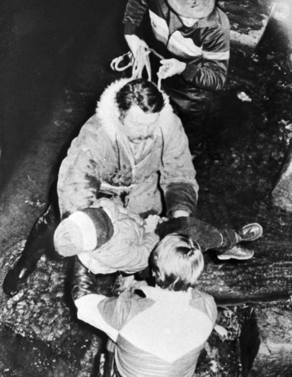 Archives - Récupération du corps de Grégory Villemin dans la Vologne près de Lépanges-sur-Vologne - Membres de la famille Villemin lors de l'enquête sur l'affaire Grégory en 1984. Bestimage