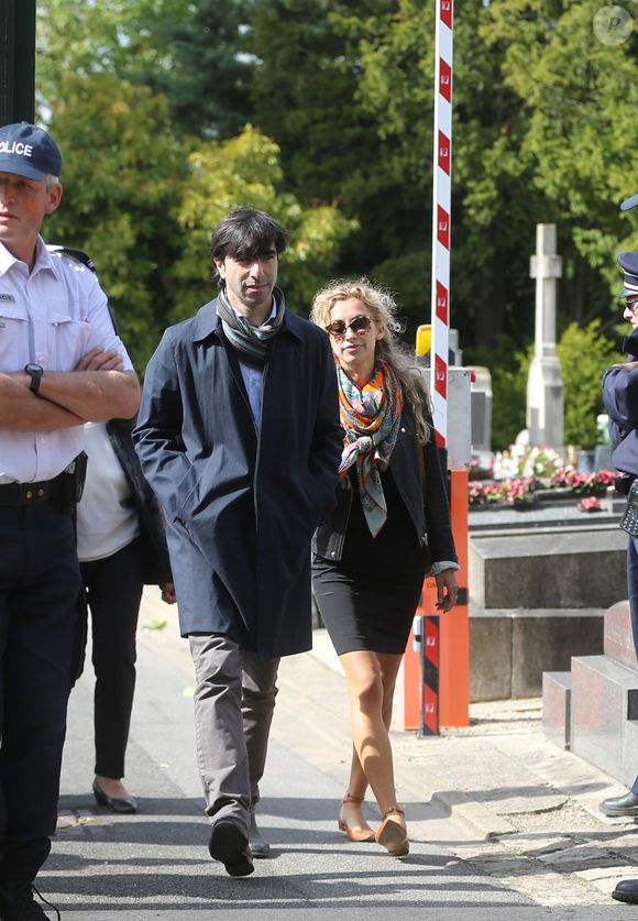 De leur histoire est né Yohann, en 1996, et si les chemins de l’actrice et du musicien se sont depuis séparés, ils ont su préserver entre eux une relation faite de respect, de douceur et d’estime. 

David Moreau, le frère de Patrick Bruel - Sorties des obsèques de Guy Béart dans le carré juif du cimetière de Garches. Le 21 septembre 2015. © Agence / Bestimage