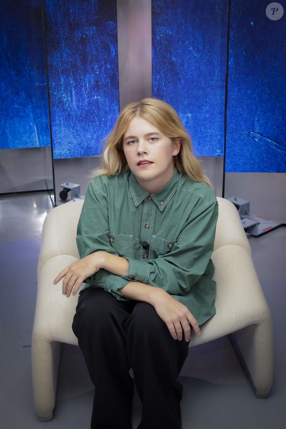 Installé dans un atelier à Saint-Nazaire, cet artiste de 65 ans propose un art qui mélange la peinture, la sculpture et la performance. 

Zaho de Sagazan sur le plateau de Clique présenté par M.Achour, et diffusé sur Canal + le 20 octobre 2025, Paris, France, le 14 octobre 2025. Jack Tribeca / Bestimage