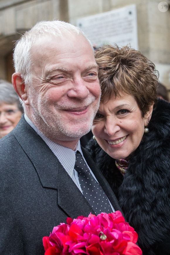 Exclusif - Catherine Laborde et son mari Thomas Stern - Catherine Laborde a épousé son compagnon de longue date Thomas Stern, publicitaire, samedi 9 novembre 2013 à la mairie du 2e arrondissement de Paris, en présence de ses amis les plus proches.
©AGENCE / BESTIMAGE