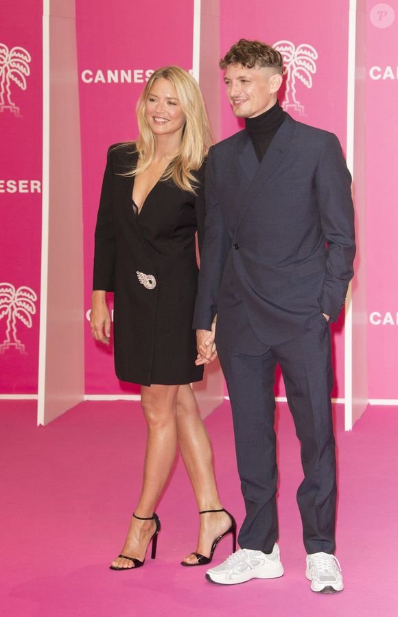 Virginie Efira et son compagnon Niels Schneider durant la seconde soirée du 4eme Canneseries au Palais des Festivals à Cannes, le 9 octobre 2021.
© Christophe Aubert via Bestimage