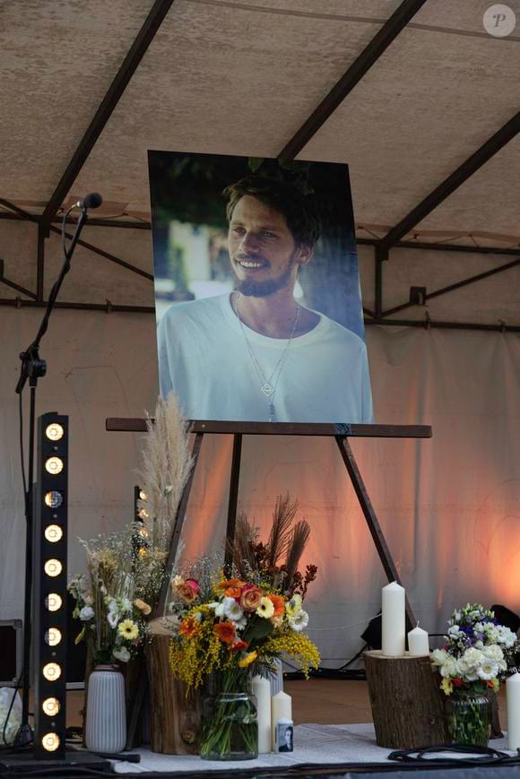 Hommage au chanteur Naâman, sur la place rebaptisée à son nom à Dieppe.

Photo : Florian Savina / Bestimage