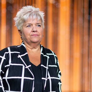 Sur scène, Mimie Mathy utilisait plutôt un scooter médical électrique. 

Exclusif - Mimie Mathy - Jour 1 - Enregistrement de l'émission "La Fine Equipe : Le retour !" à Paris, diffusée le 14 janvier sur France 2. Le 3 novembre 2022
© Cyril Moreau-Tiziano Da Silva / Bestimage