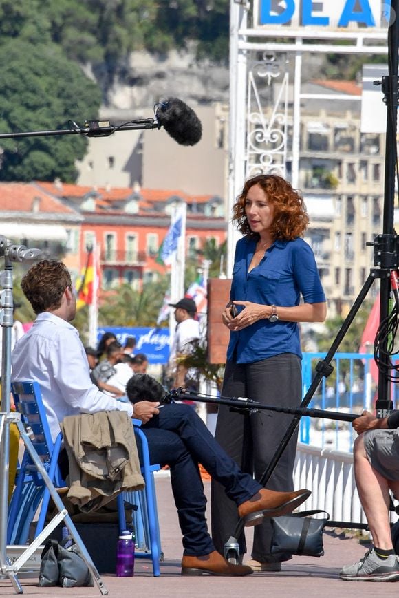 Isabel Otero et Hubert Roulleau sur le tournage de la série "Crimes parfaits" (France 3) sur la promenade des Anglais et sur la plage Beau Rivage à Nice, sous la direction d'Emmanuel Rigaut. Le 23 juin 2020.