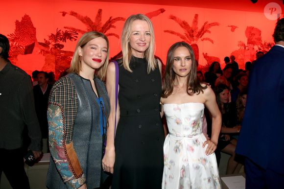 Léa Seydoux, Delphine Arnault (Directrice général de Dior) et Natalie Portman au défilé de mode Christian Dior collection Haute Couture Automne/Hiver 2023/24 lors de la Fashion Week de Paris (PFW), à Paris, France, le 3 juillet 2023. © Borde-Rindoff/Bestimage