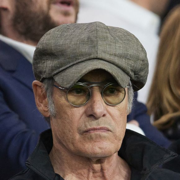 Gérard Lanvin - Célébrités dans les tribunes lors du quart de finale aller de Ligue des champions: Le PSG s'est incliné à domicile face au FC Barcelone (2-3) au Parc des Princes à Paris le 10 avril 2024. © Cyril Moreau/Bestimage