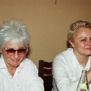 Archives : Muriel Robin et Catherine Lara à l'ambassade d'auvergne en 2002. @COADIC GUIREC / BESTIMAGE