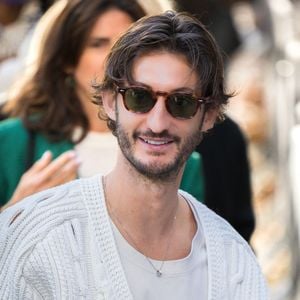 Pierre Niney - Arrivées au défilé Lacoste Collection Femme Prêt-à-Porter Printemps/Eté 2026 lors de la Fashion Week de Paris (PFW) le 5 octobre 2025. © Florian Lavielle/Bestimage
