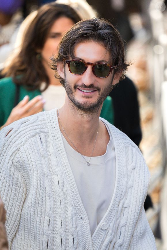 Pierre Niney - Arrivées au défilé Lacoste Collection Femme Prêt-à-Porter Printemps/Eté 2026 lors de la Fashion Week de Paris (PFW) le 5 octobre 2025. © Florian Lavielle/Bestimage