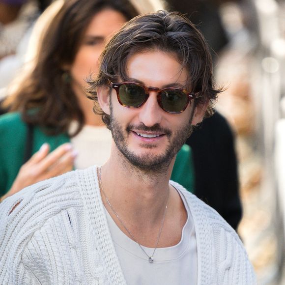 Pierre Niney - Arrivées au défilé Lacoste Collection Femme Prêt-à-Porter Printemps/Eté 2026 lors de la Fashion Week de Paris (PFW) le 5 octobre 2025. © Florian Lavielle/Bestimage