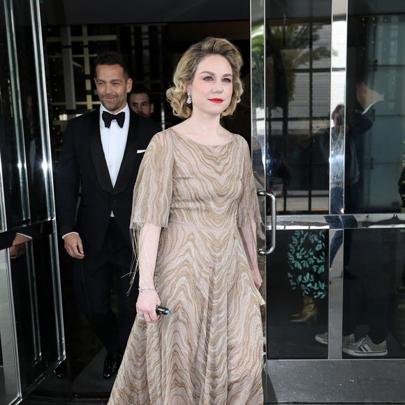Emilie Dequenne (En Dior) se prépare pour la 95ème édition de la cérémonie des Oscars à Los Angeles dans sa chambre d'hôtel (Le Sofitel Beverly Hills) avec son mari Michel Ferracci (en Fursac) le 12 mars 2023.
©Agence / Bestimage