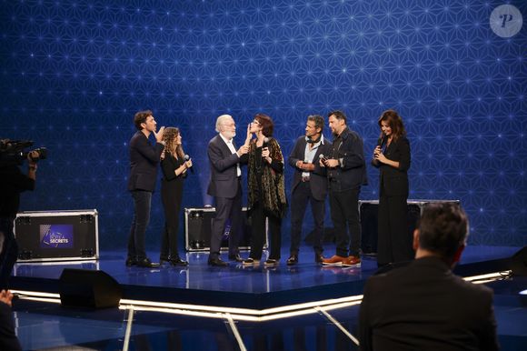 Exclusif - Bernard Le Coq, et les comédiens d’Une Famille Formidable, pour les surprises lors de l'enregistrement de l'émission "La Boîte à secrets", présentée par F.Bollaert et diffusée le 10 octobre 2025 sur France 3, dans les studios du Lendit à Saint-Denis, Seine Saint-Denis, France, le 22 septembre 2025. © Jack Tribeca/Bestimage