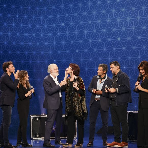 Exclusif - Bernard Le Coq, et les comédiens d’Une Famille Formidable, pour les surprises lors de l'enregistrement de l'émission "La Boîte à secrets", présentée par F.Bollaert et diffusée le 10 octobre 2025 sur France 3, dans les studios du Lendit à Saint-Denis, Seine Saint-Denis, France, le 22 septembre 2025. © Jack Tribeca/Bestimage