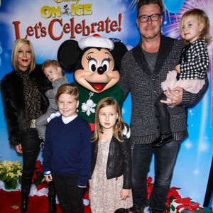 Tori Spelling, Dean McDermott et leurs enfants Finn Davey, Hattie Margaret, et Stella Doreen à Los Angeles, le 11 décembre 2014.
Photo : Action Press / Bestimage