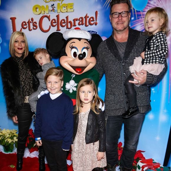 Tori Spelling, Dean McDermott et leurs enfants Finn Davey, Hattie Margaret, et Stella Doreen à Los Angeles, le 11 décembre 2014.

Photo : Action Press / Bestimage