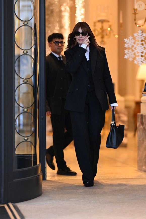 Très liée à Dolce & Gabbana, elle incarne depuis des années l’élégance et le glamour à l’italienne.

Monica Bellucci à la sortie de son hôtel lors de la Fashion Week de Milan (MLFW), le 25 février 2026.
© Yehiel Chekroune/Bestimage