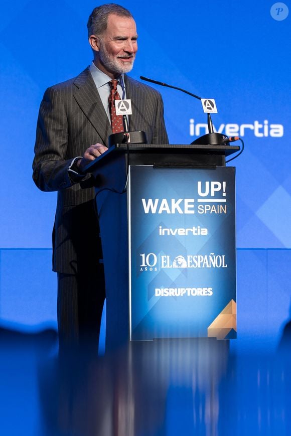 En effet, il est apparu joues roses et visage rouge à l'événement.

Le roi Felipe VI s'exprime lors de l'inauguration de la cinquième édition du forum économique espagnol "Wake Up, Spain !", à la Casa de América, le 31 mars 2025, à Madrid (Espagne). Sous le titre "Les défis de l'Espagne dans le nouvel ordre mondial, la cinquième édition de Wake Up, Spain !", plus de 150 intervenants du monde de la politique, des affaires, de la technologie et de la société civile cherchent à apporter des idées pour le débat public afin de promouvoir la croissance soutenue et durable de l'économie espagnole.

Diego Radamés / Europa Press