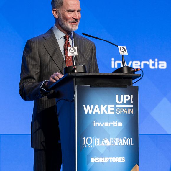 En effet, il est apparu joues roses et visage rouge à l'événement.

Le roi Felipe VI s'exprime lors de l'inauguration de la cinquième édition du forum économique espagnol "Wake Up, Spain !", à la Casa de América, le 31 mars 2025, à Madrid (Espagne). Sous le titre "Les défis de l'Espagne dans le nouvel ordre mondial, la cinquième édition de Wake Up, Spain !", plus de 150 intervenants du monde de la politique, des affaires, de la technologie et de la société civile cherchent à apporter des idées pour le débat public afin de promouvoir la croissance soutenue et durable de l'économie espagnole.

Diego Radamés / Europa Press