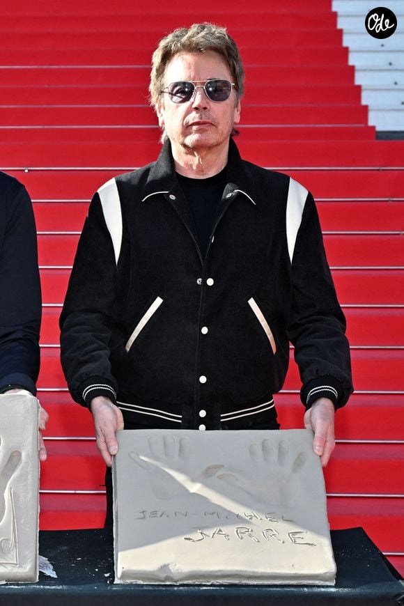 Jean Michel Jarre a participé à la traditionnelle prise d'empreintes de mains sur les marches du Palais des Festivals de Cannes, le 25 janvier 2024. 

Photo par Bruno Bebert/Bestimage