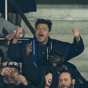 Kev Adams, Issa Doumbia - Célébrités dans les tribunes du match de 8ème de finale aller de la Ligue Des Champions 2025-2026 (LDC) "PSG - Chelsea (5-2)" au Parc des Princes à Paris le 11 mars 2026. © Cyril Moreau/Bestimage