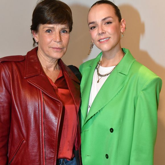 Pauline Ducruet a relancé Pool Position, la marque de maillots de bain créée par sa mère Stéphanie de Monaco il y a plus de 40 ans.

Pauline Ducruet et sa mère la princesse Stéphanie de Monaco en backstage du défilé Alter Femme Automne/Hiver lors de la Fashion Week de Paris.

© Veeren/Bestimage