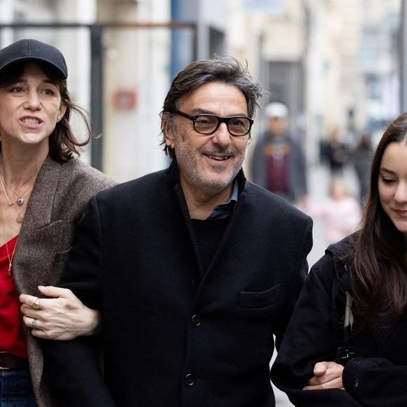 Charlotte Gainsbourg , Yvan Attal et leur fille Jo Attal lors de l'inauguration de la passerelle Jane Birkin devant les 41-43 quai de Valmy à Paris le 13 décembre 2025.

© Cyril Moreau / Bestimage