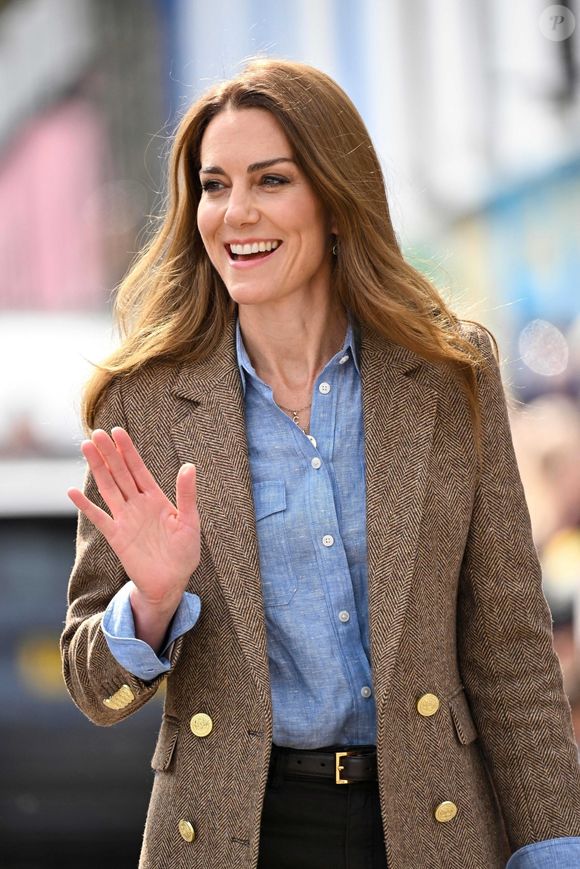 Un changement physique chez Kate Middleton a été remarqué 
Le prince William, prince de Galles, et Catherine (Kate) Middleton, princesse de Galles, duc et duchesse de Rothesay, visitent la ville de Tobermory en Ecosse, Royaume Uni, le 29 avril 2025. © Backgrid UK/Bestimage