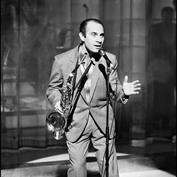 Guy Marchand invité sur un plateau de télévision en 1982.