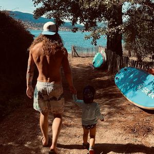 Et quand il n'encourage pas tout le monde, il suit son père dont il semble très fier comme son ombre

Julien Doré et son fils @ Instagram / Julien Doré