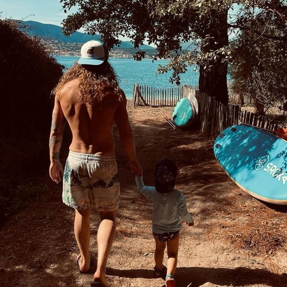 Et quand il n'encourage pas tout le monde, il suit son père dont il semble très fier comme son ombre

Julien Doré et son fils @ Instagram / Julien Doré