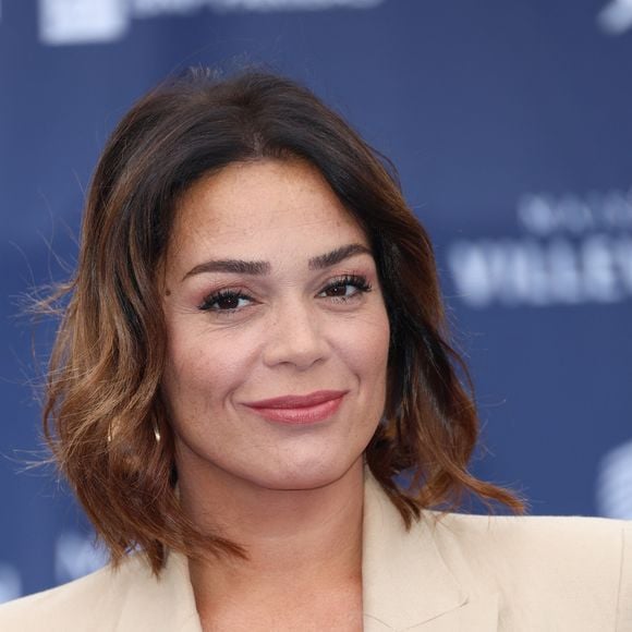 Elle y évoque ses vergetures, cicatrices, cellulite et les variations de son corps.

Lola Dewaere - Arrivées sur le tapis bleu de la 16ème édition du festival du film francophone de Angoulême le 26 août 2023.

© Coadic Guirec / Bestimage