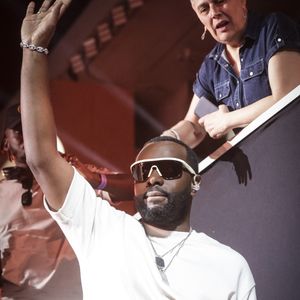 Exclusif  Gims à l'émission "Le plus grand karaoké de France : Les tubes de légendes" au stade Roland Garros à Paris, diffusée le 24 août à 21h10 sur M6.